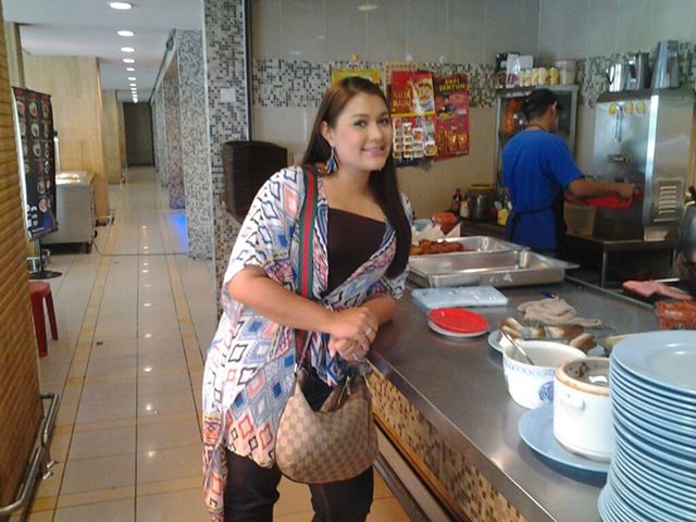 Anak chef Wan sedang menunggu makanan 